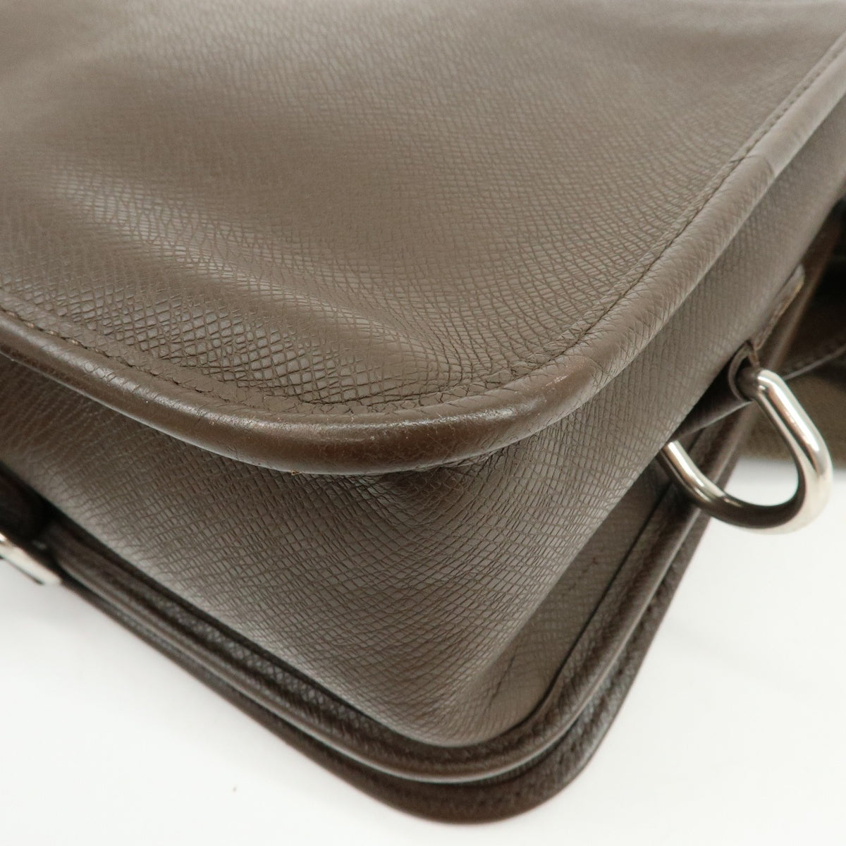 Louis Vuitton Andrei Messenger Taiga Leather Brown Leather Handbag (Pre-Owned)