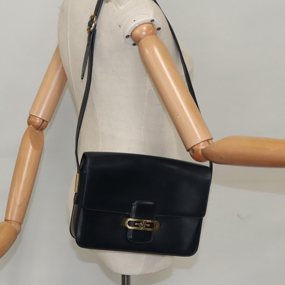 Gucci G Logo Black Leather Shoulder Bag (Pre-Owned)