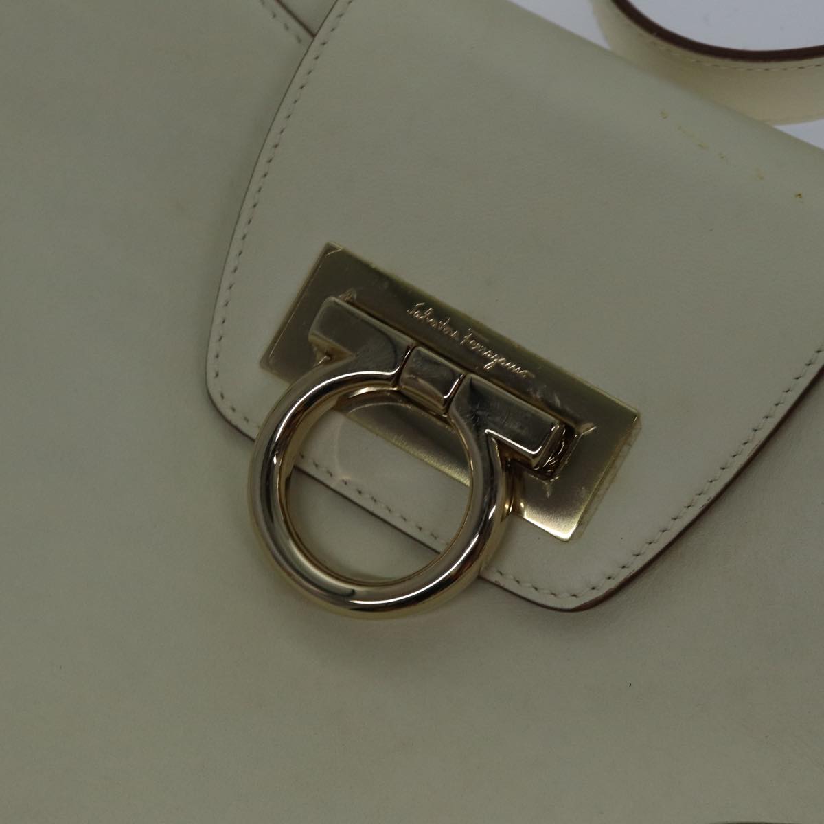 Salvatore Ferragamo Gancini Beige Leather Shoulder Bag (Pre-Owned)