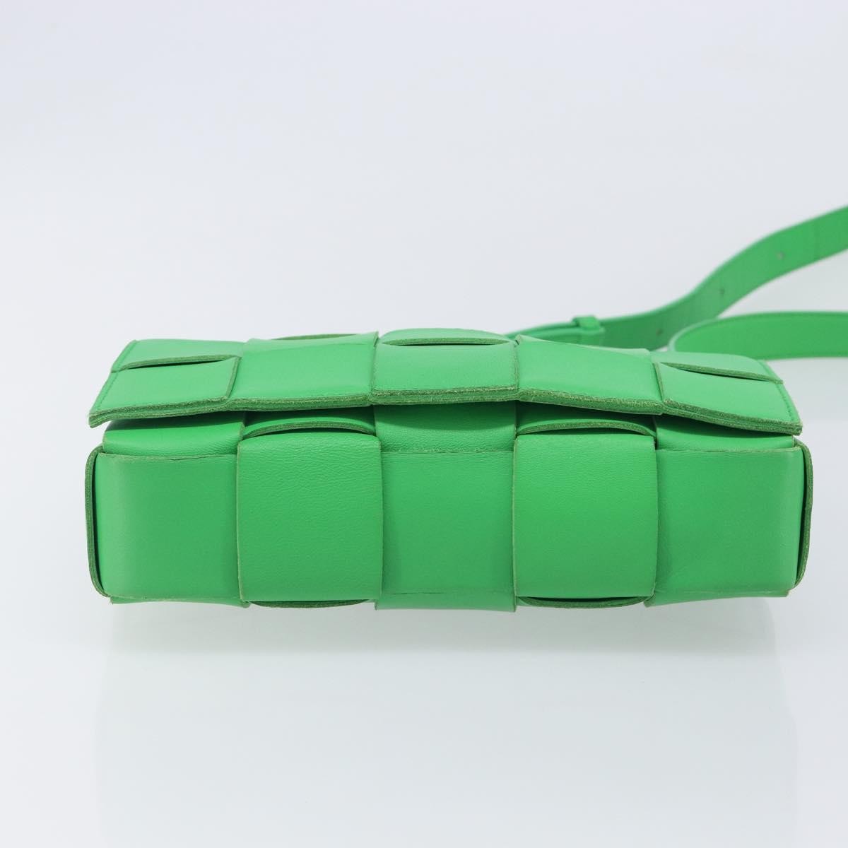 Bottega Veneta Cassette Maxi Intrecciato Leather Green Leather Crossbody Bag Bag (Pre-Owned)