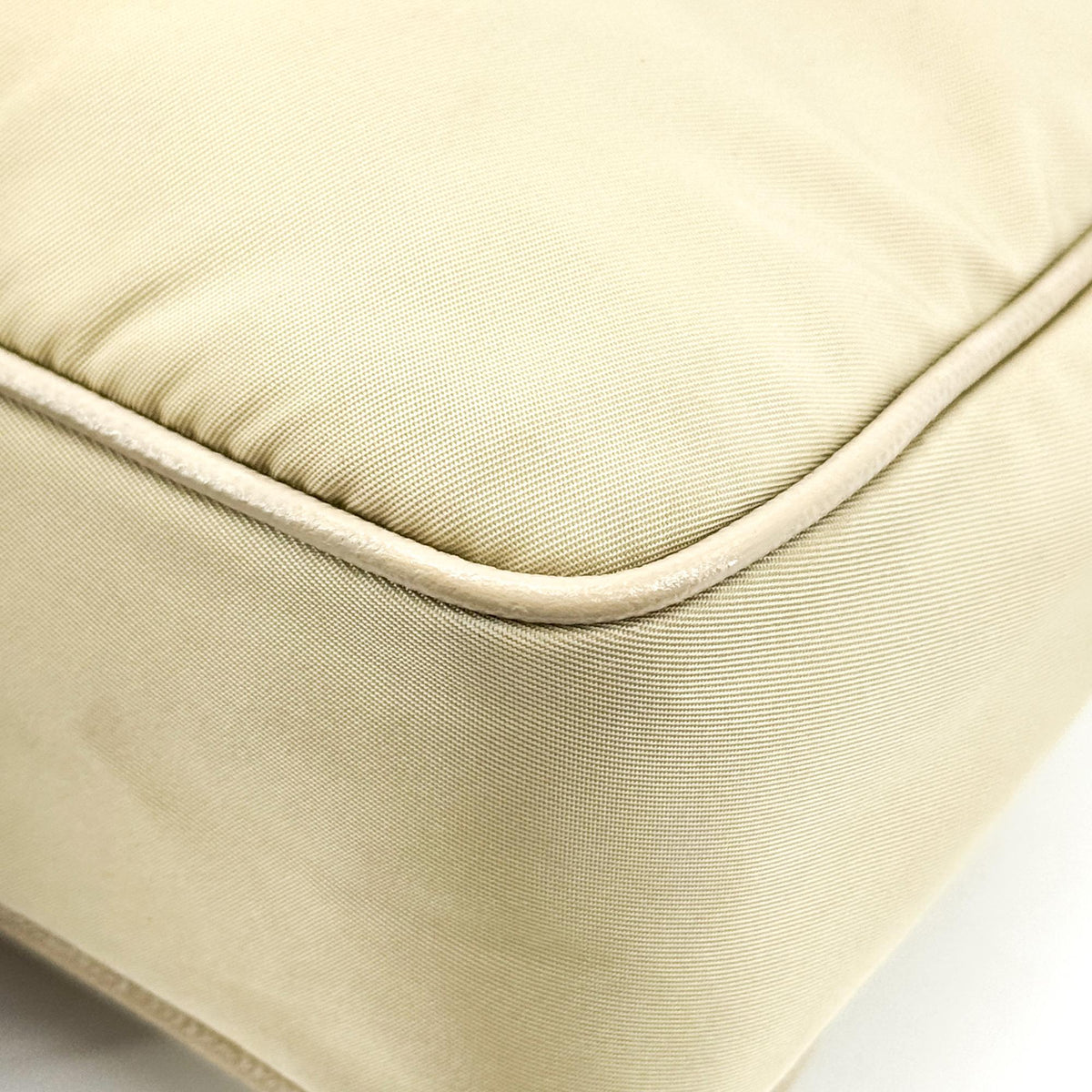 Prada Re-Edition 2005 Tessuto Beige Nylon Shoulder Bag Bag (Pre-Owned)