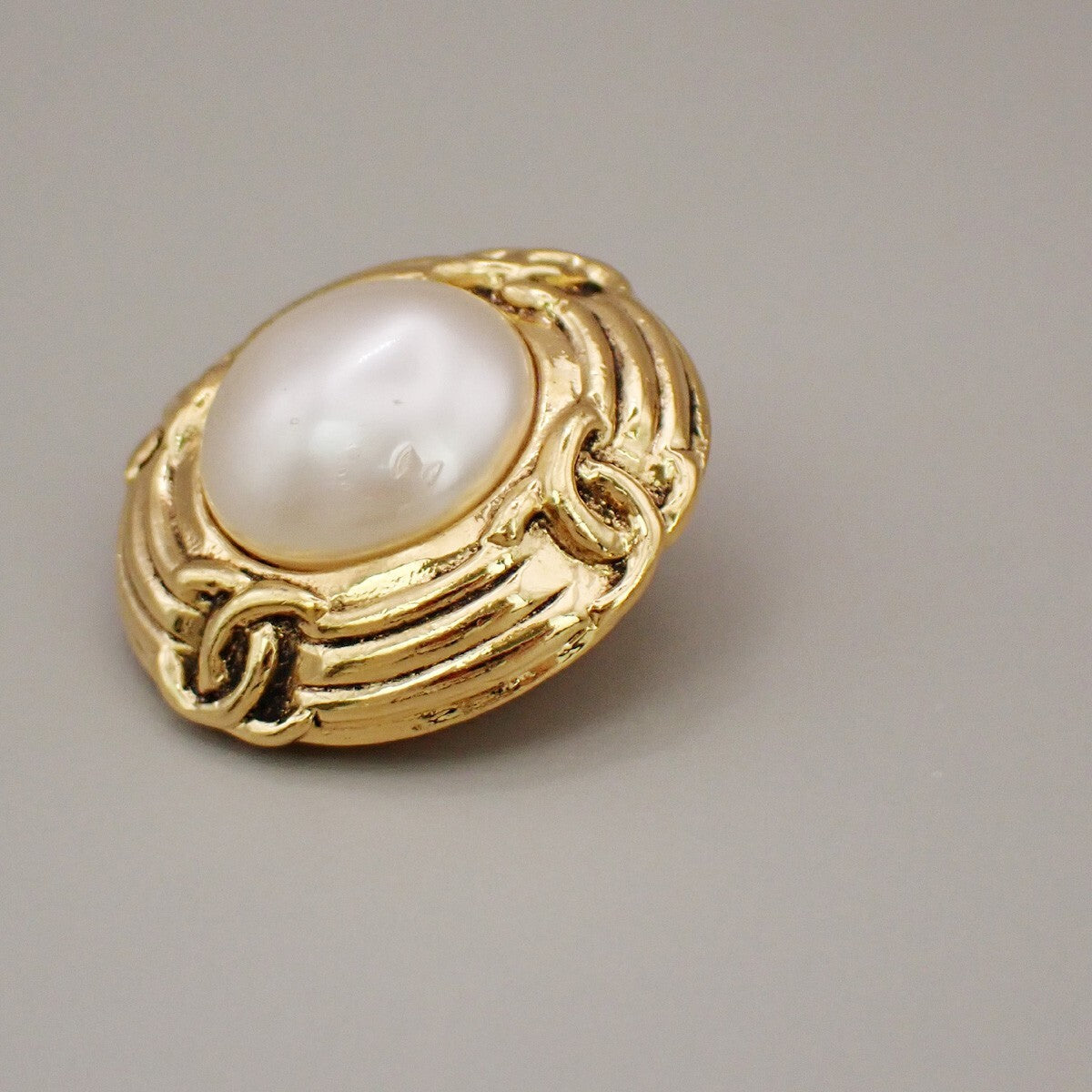Chanel Vintage Round Clip-On Metal With Faux Pearl Gold Gold_Plated Earrings Jewelry (Pre-Owned)