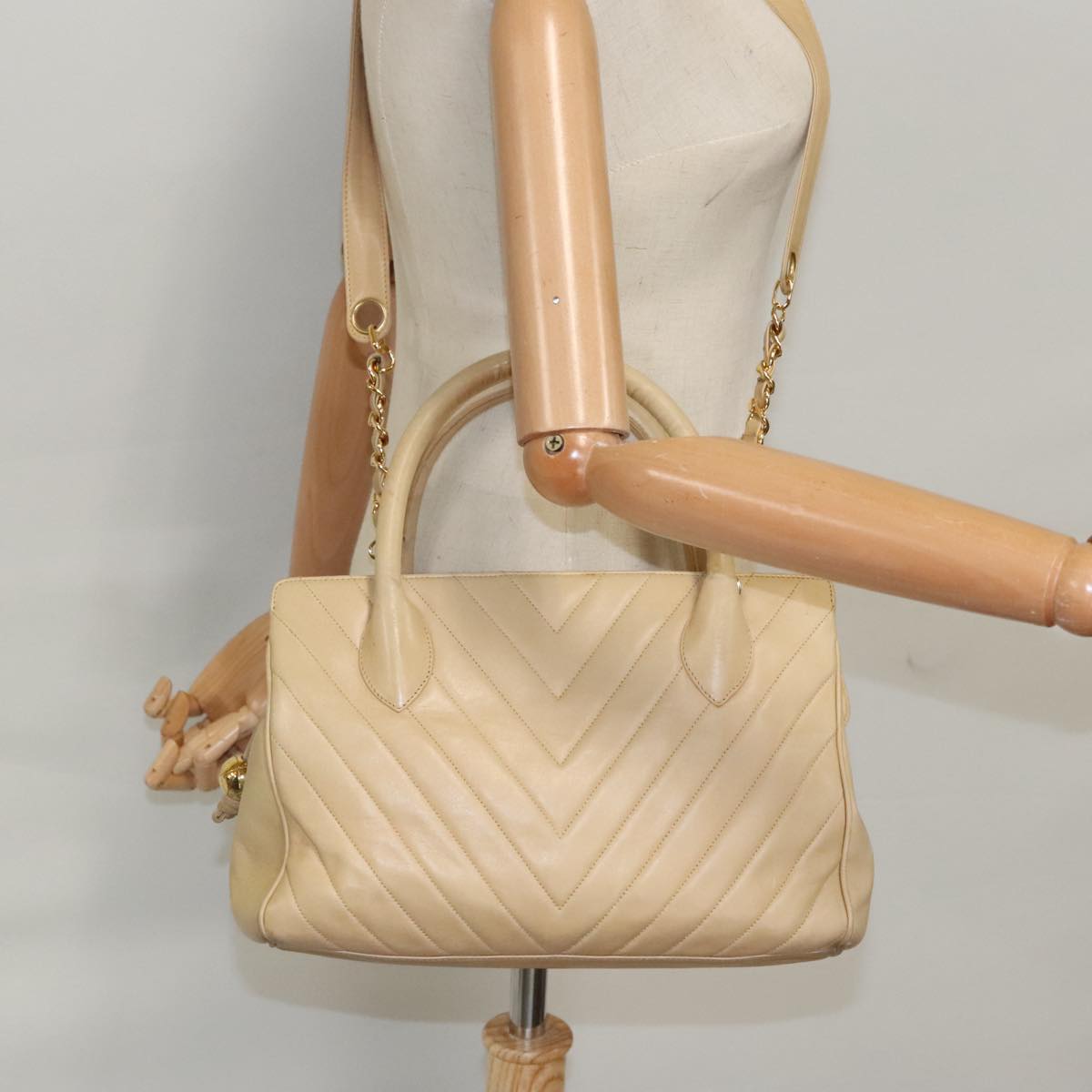 Chanel V-Stich Beige Leather Handbag (Pre-Owned)