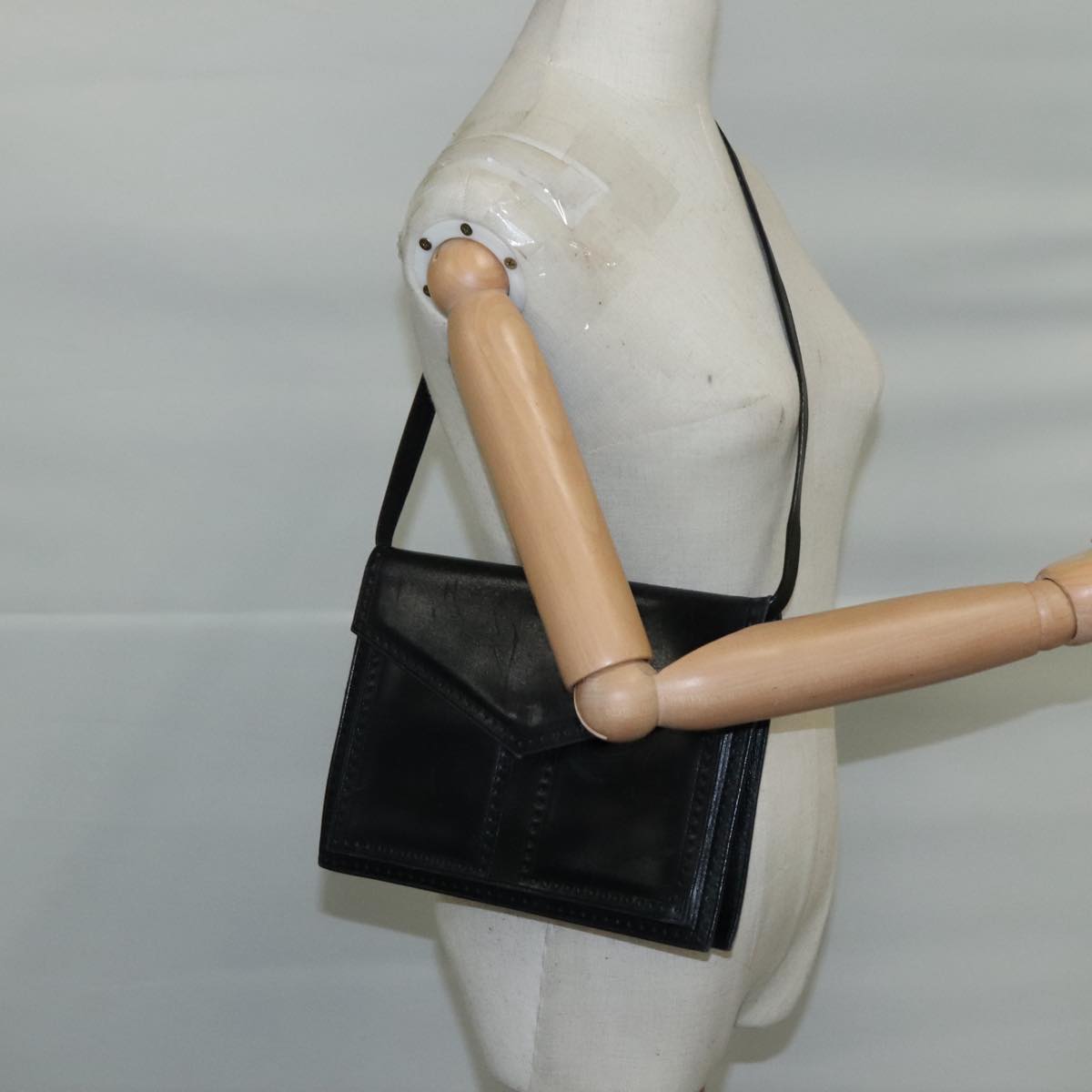 Yves Saint Laurent Black Leather Shoulder Bag (Pre-Owned)