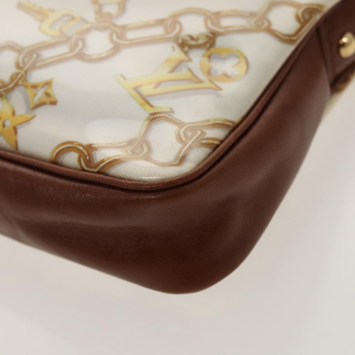 Louis Vuitton Pochette Accessoire White Vinyl Clutch Bag (Pre-Owned)