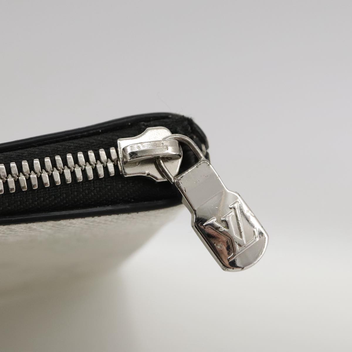 Louis Vuitton Discovery Grey Canvas Clutch Bag (Pre-Owned)