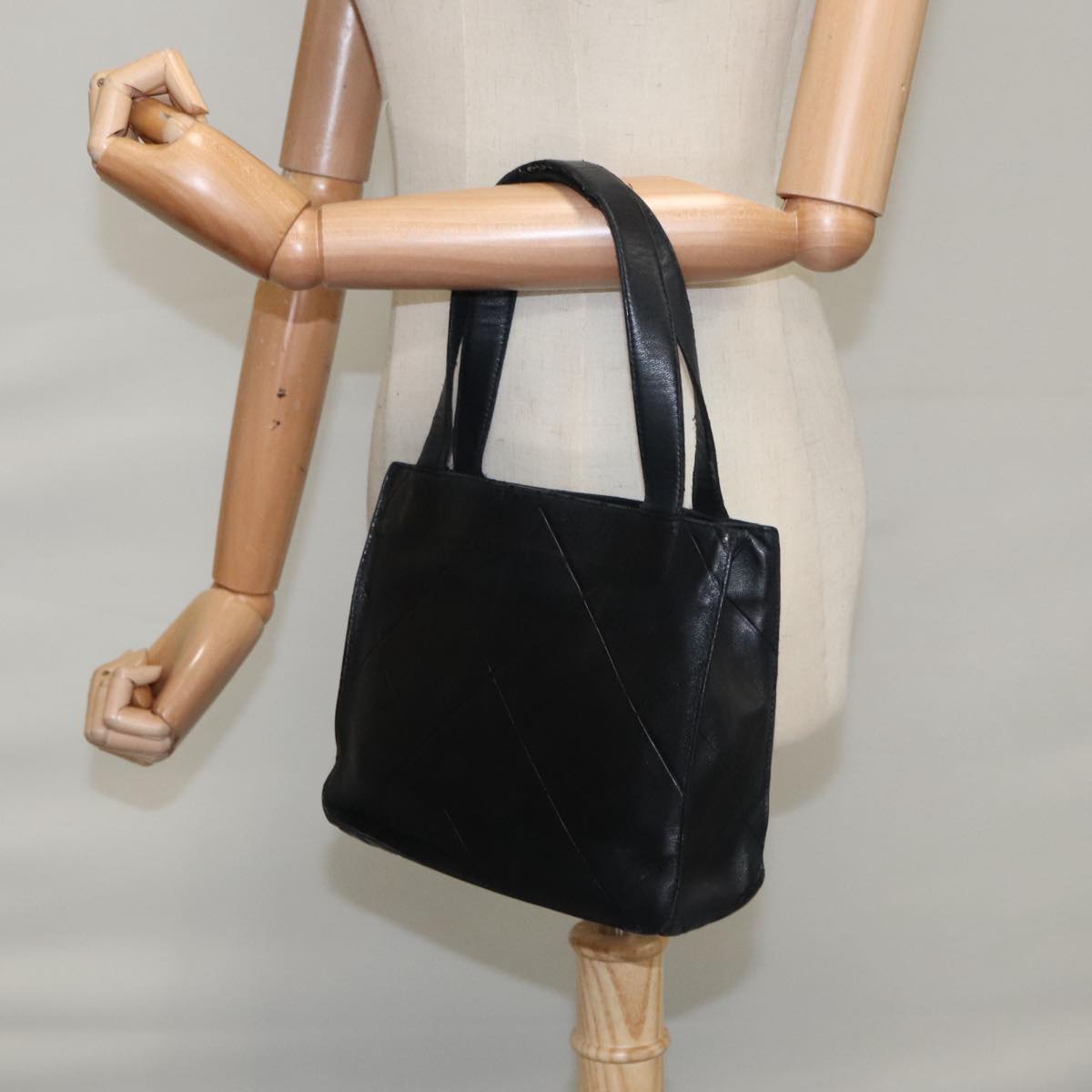 Chanel Black Leather Handbag (Pre-Owned)
