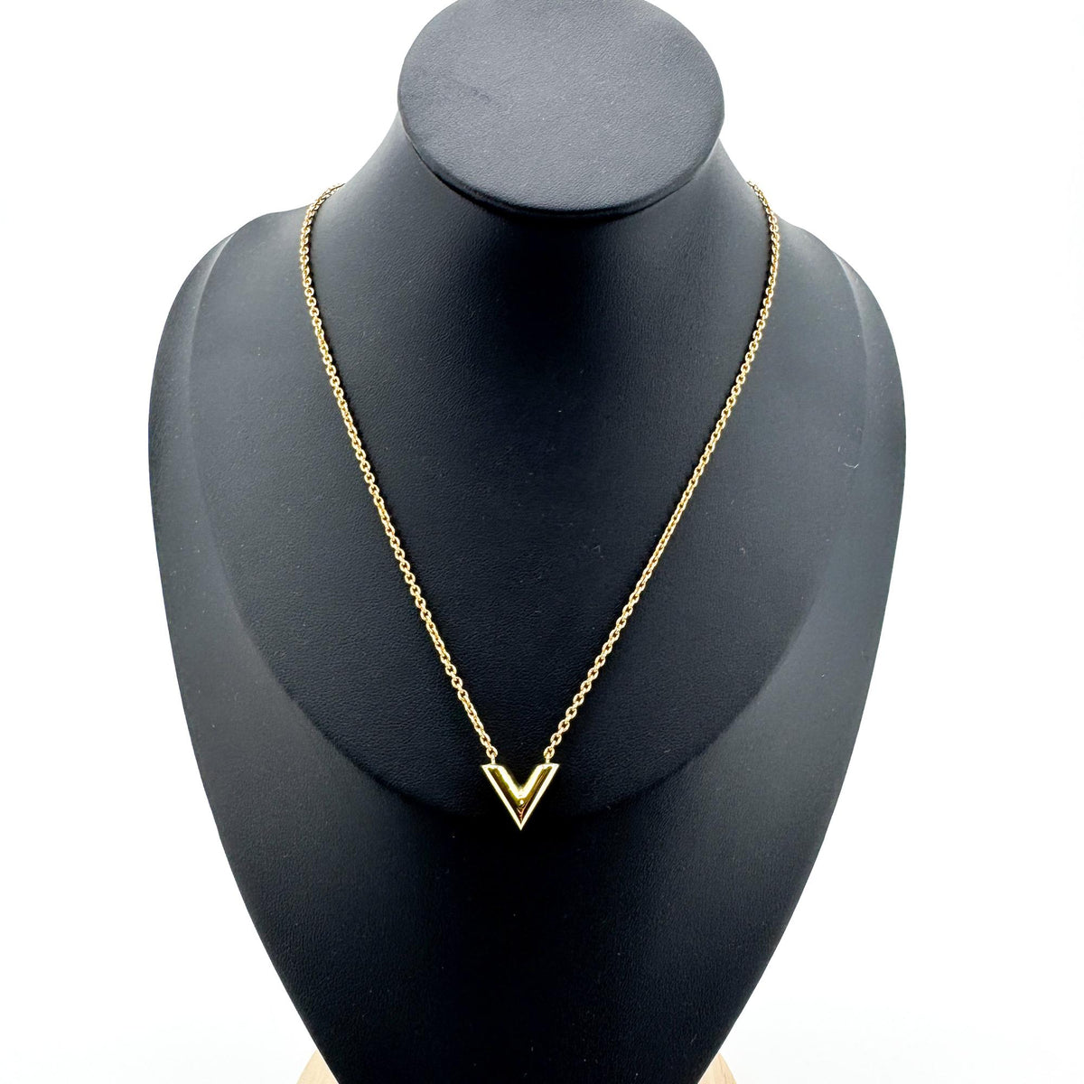 Louis Vuitton Essential V Metal Gold Other Necklace Jewelry (Pre-Owned)