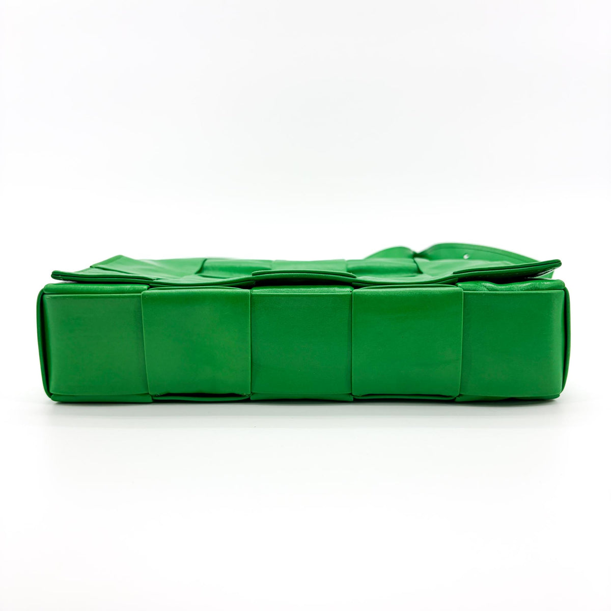 Bottega Veneta Cassette Maxi Intrecciato Leather Green Leather Crossbody Bag Bag (Pre-Owned)