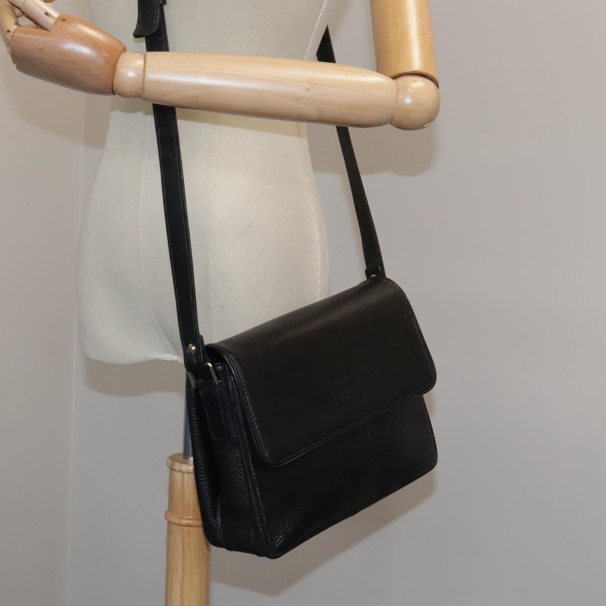 Burberry Black Leather Shoulder Bag (Pre-Owned)