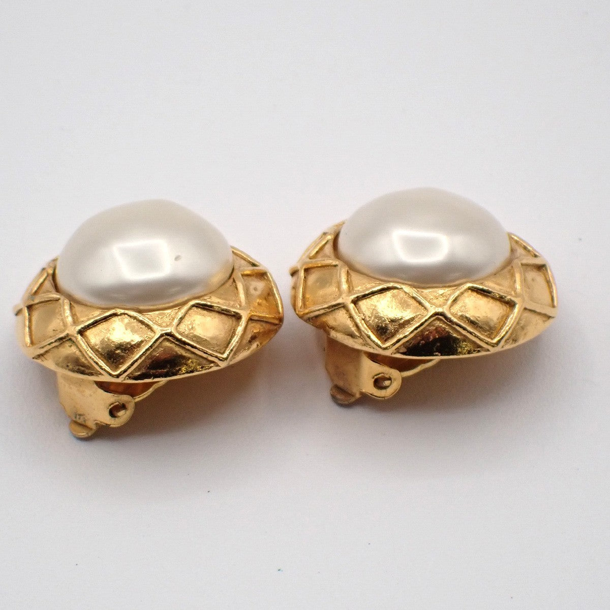 Chanel Vintage Round Clip-On Metal With Faux Pearl Gold Gold_Plated Earrings Jewelry (Pre-Owned)