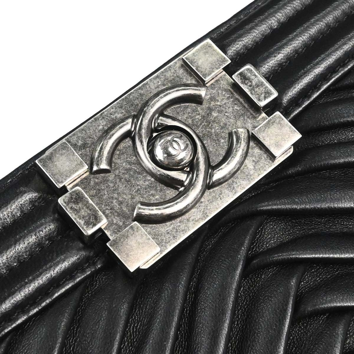 Chanel Boy Chanel Quilted Black Leather Shoulder Bag Bag (Pre-Owned)