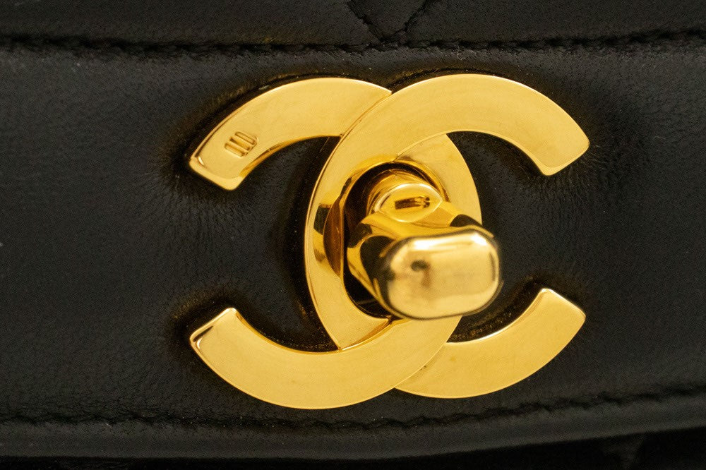 Chanel Vintage Chain Curved Flap Quilted Leather Black Leather Shoulder Bag Bag (Pre-Owned)