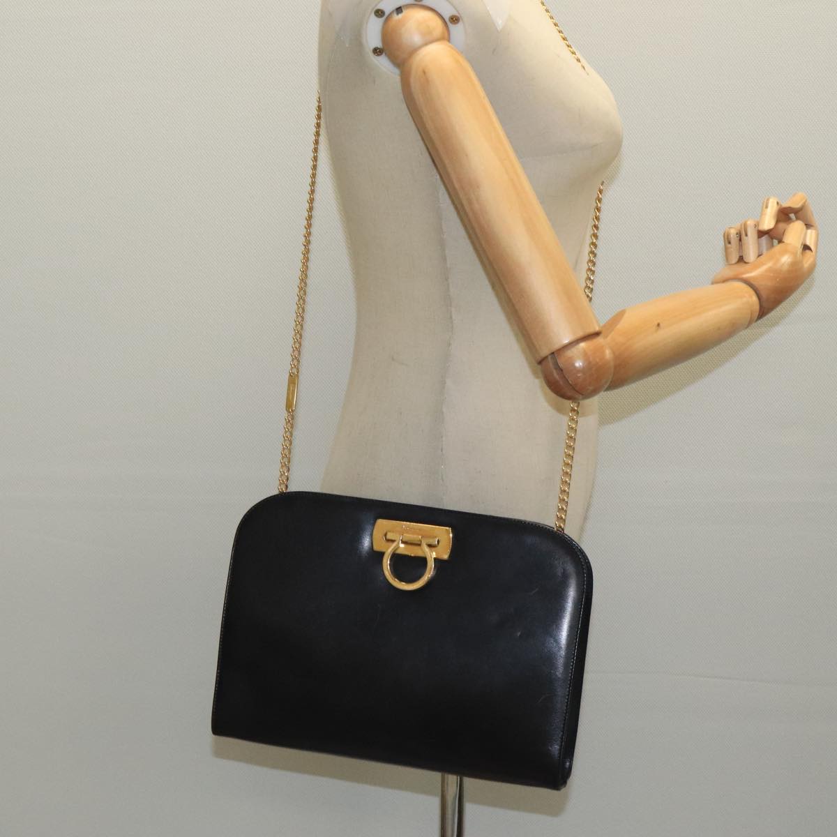 Salvatore Ferragamo Gancini Black Leather Shoulder Bag (Pre-Owned)