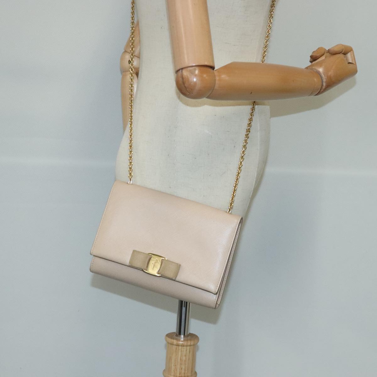 Salvatore Ferragamo Vara Beige Leather Shoulder Bag (Pre-Owned)