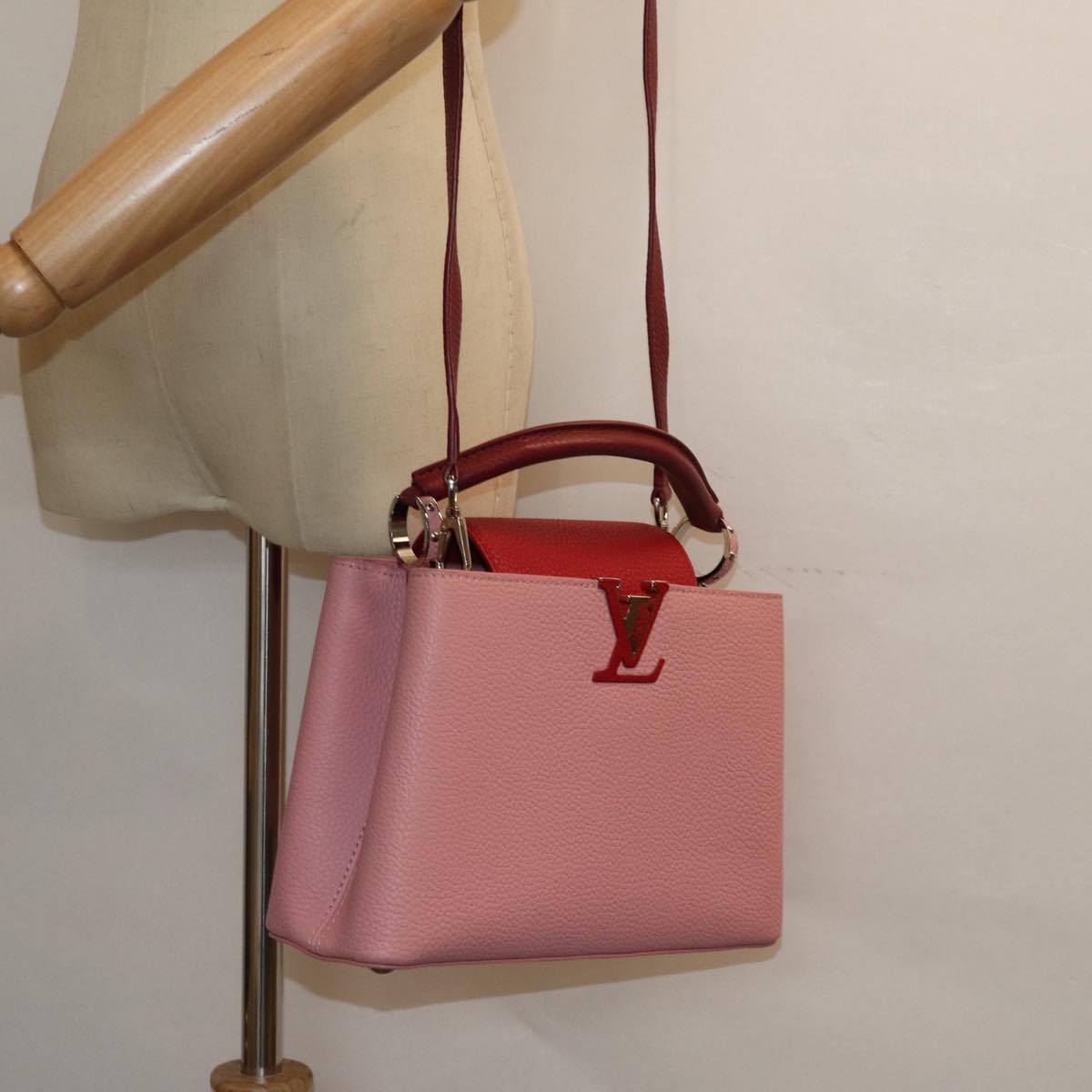 Louis Vuitton Capucines Pink Leather Handbag (Pre-Owned)