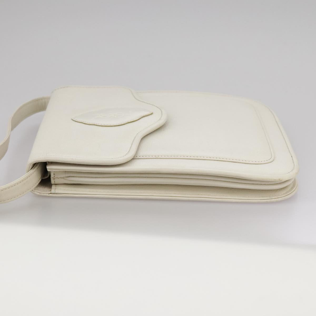 Saint Laurent Ysl Line White Leather Shoulder Bag (Pre-Owned)