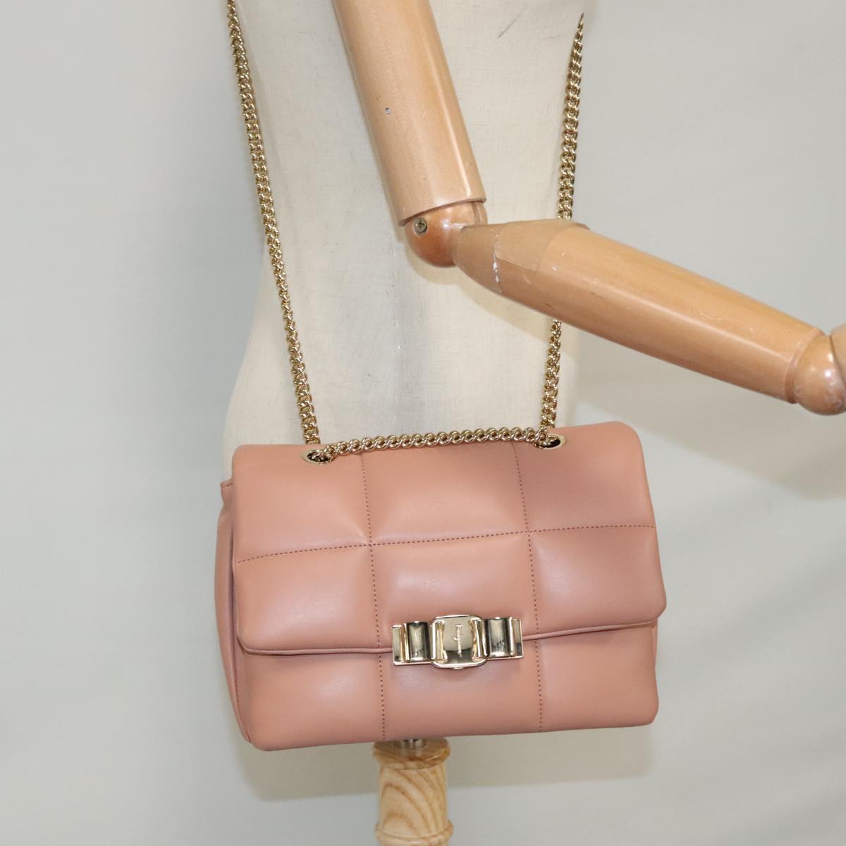 Salvatore Ferragamo Vara Brown Leather Shoulder Bag (Pre-Owned)