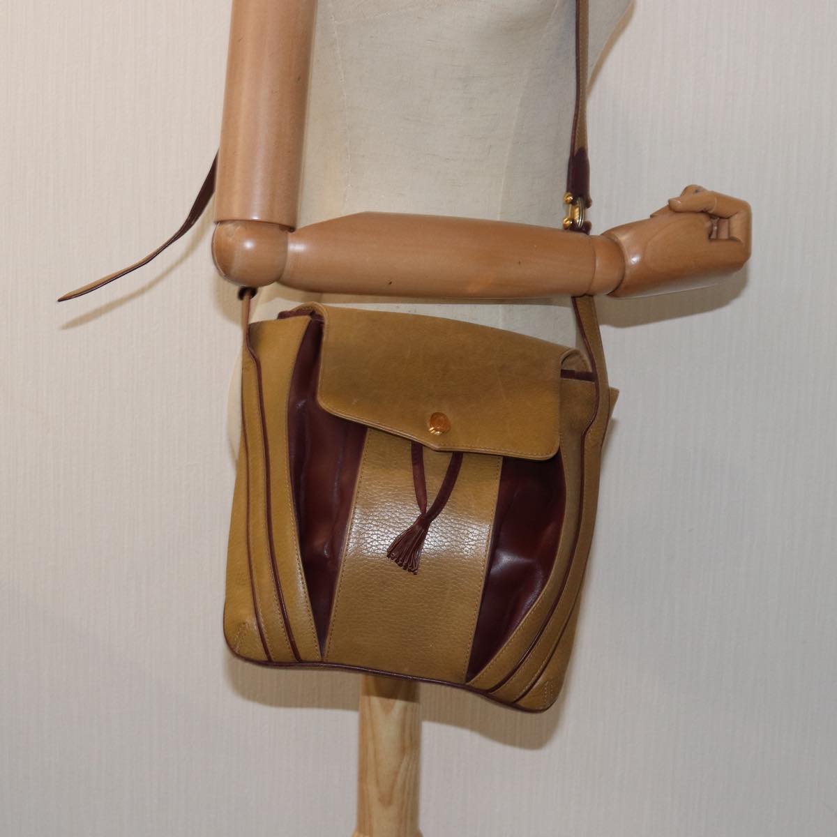 Cartier Must De Cartier Beige Leather Shoulder Bag (Pre-Owned)