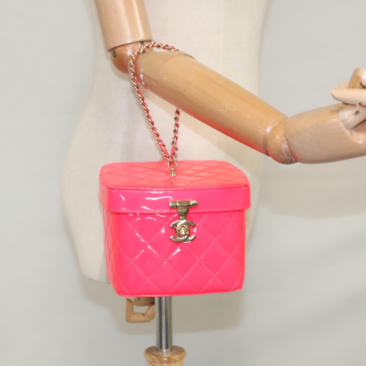 Chanel Vanity Pink Patent Leather Clutch Bag (Pre-Owned)
