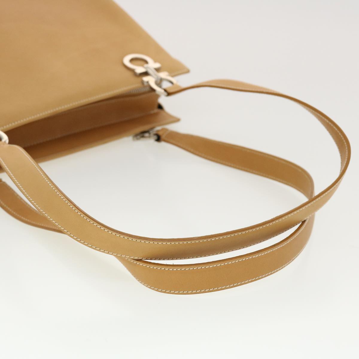 Salvatore Ferragamo Gancini Beige Leather Shoulder Bag (Pre-Owned)