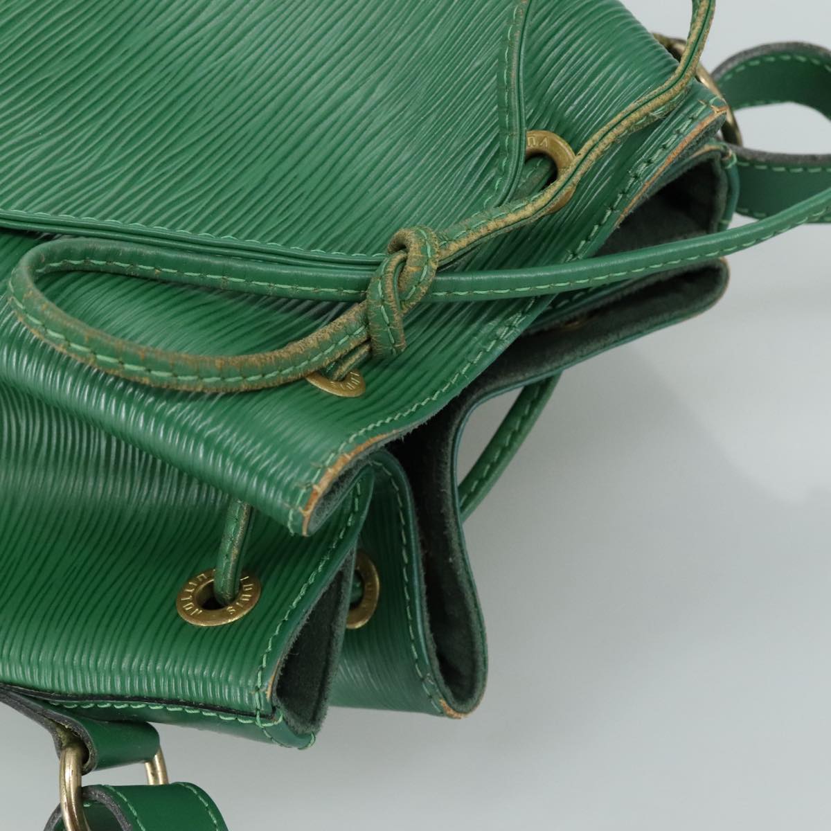 Louis Vuitton Noé Green Leather Shoulder Bag (Pre-Owned)