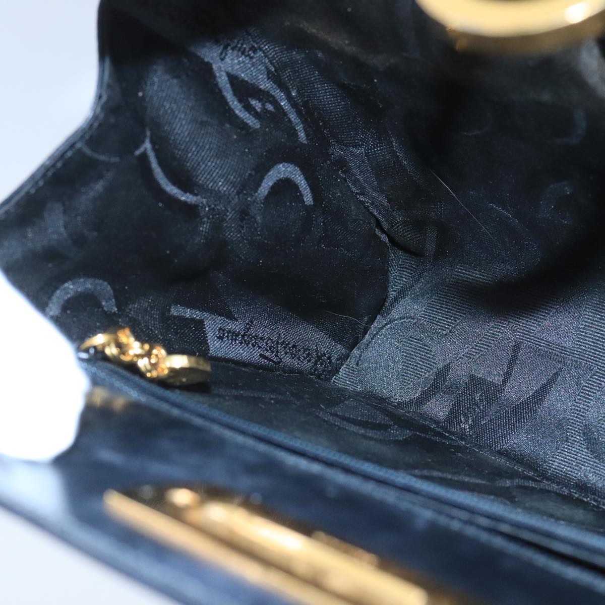 Salvatore Ferragamo Gancini Black Leather Shoulder Bag (Pre-Owned)