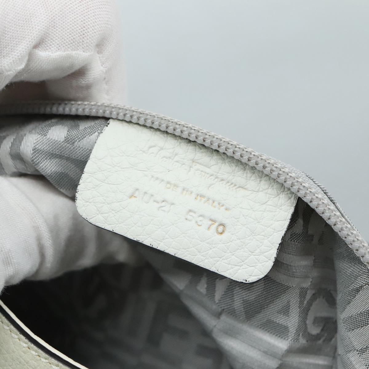 Salvatore Ferragamo Gancini White Leather Handbag (Pre-Owned)