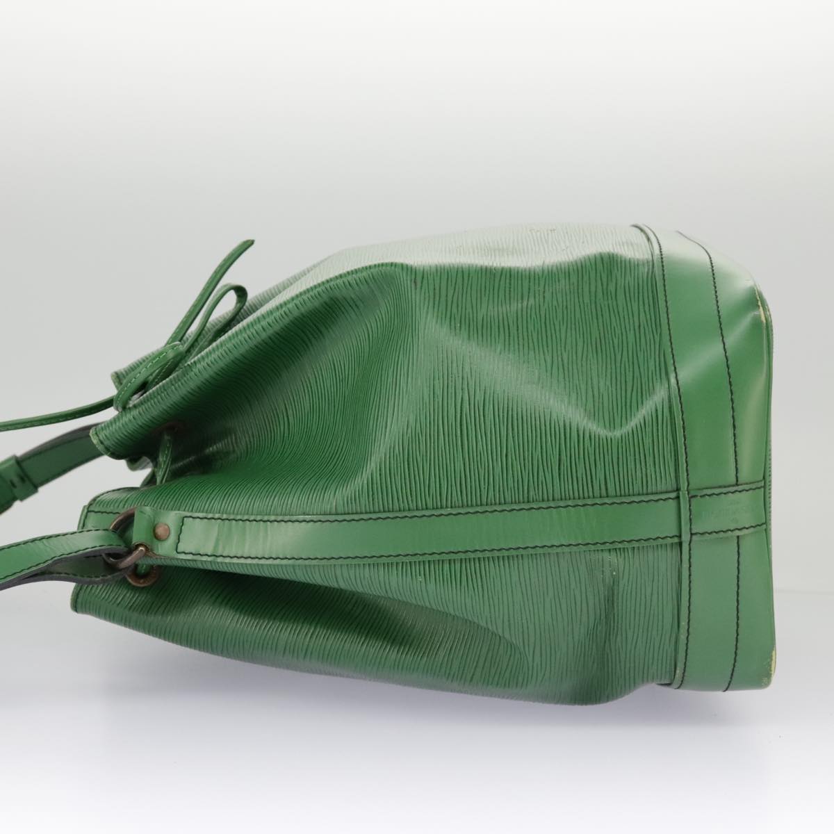 Louis Vuitton Noé Green Leather Shoulder Bag (Pre-Owned)