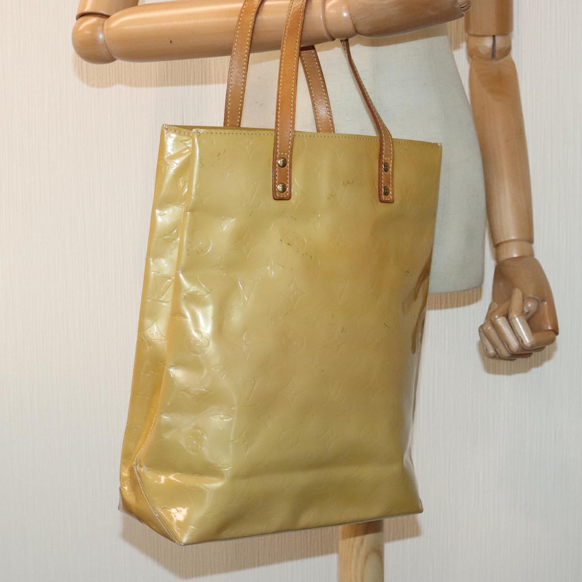 Louis Vuitton Reade Beige Patent Leather Tote Bag (Pre-Owned)
