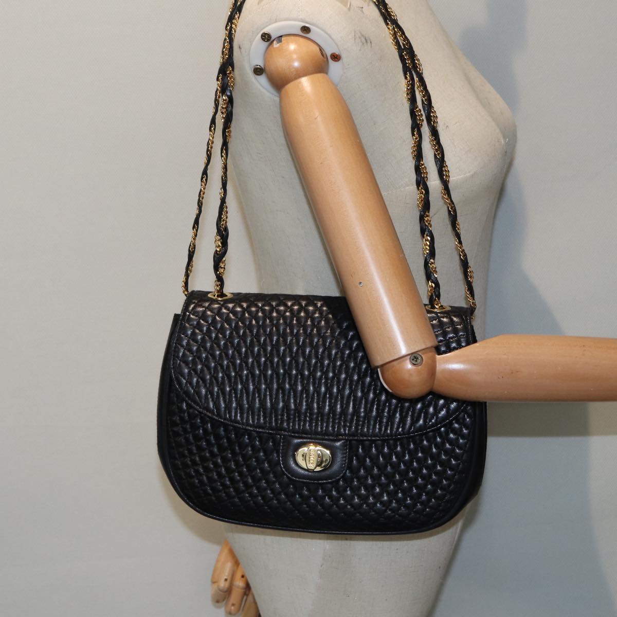 Bally Black Leather Shoulder Bag (Pre-Owned)