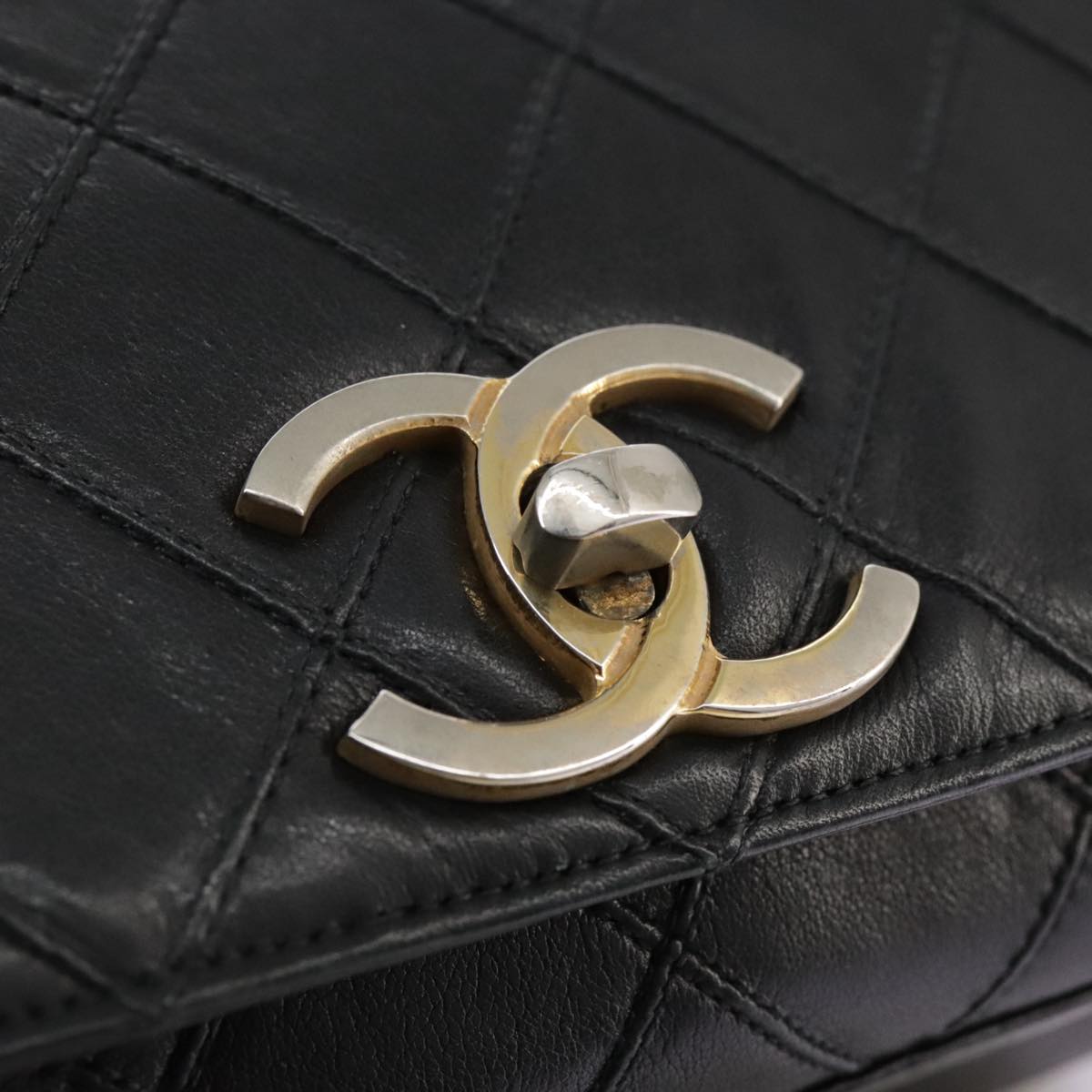 Chanel Single Flap Black Leather Shoulder Bag (Pre-Owned)