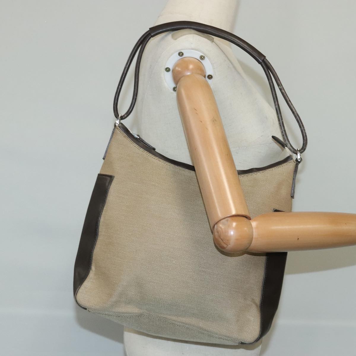 Gucci Beige Canvas Shoulder Bag (Pre-Owned)