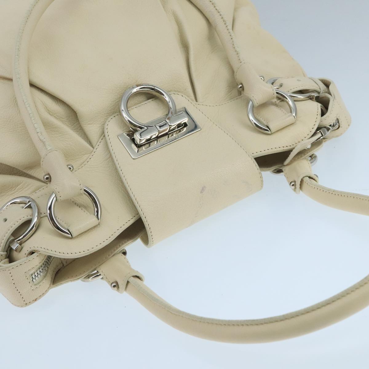 Salvatore Ferragamo Gancini White Leather Handbag (Pre-Owned)