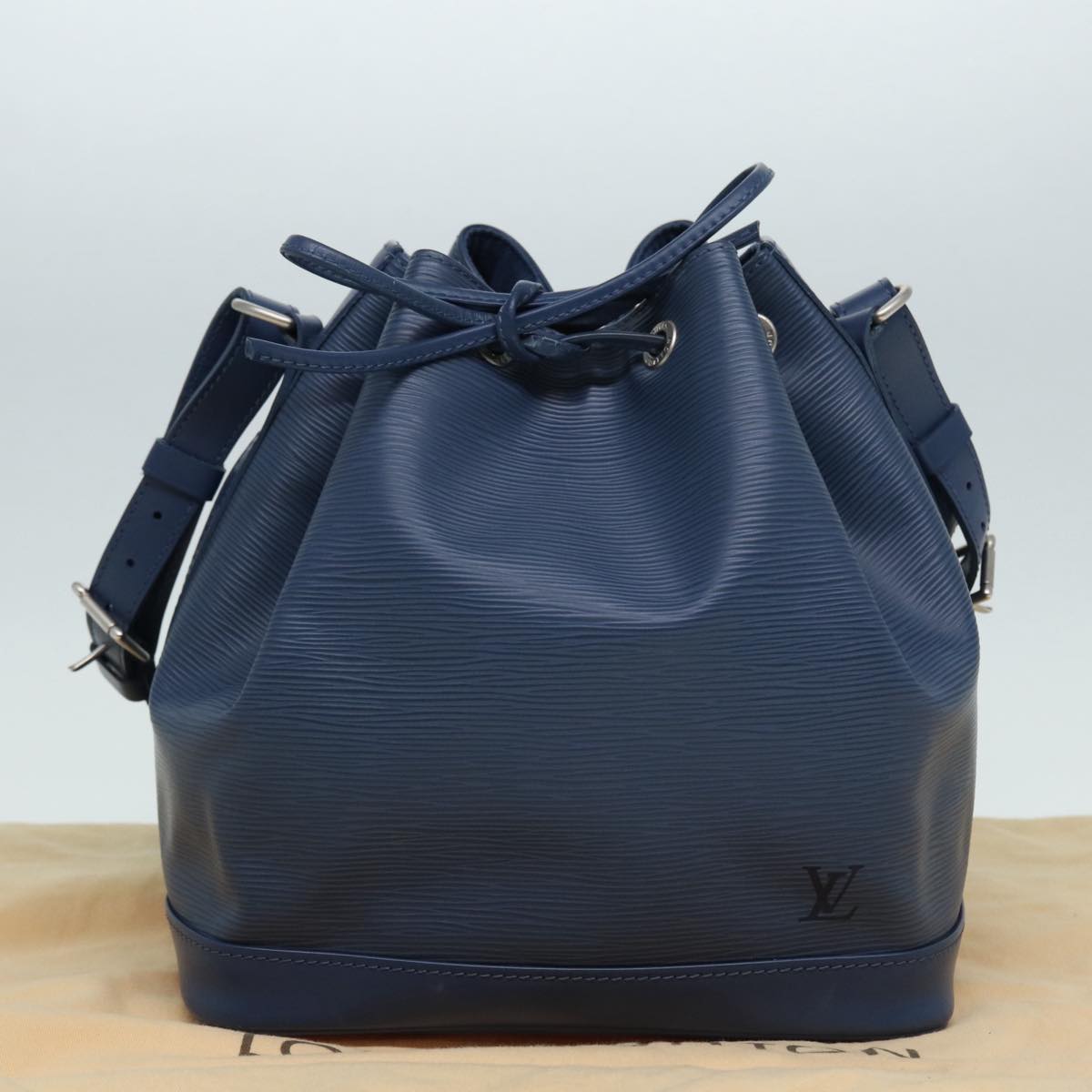 Louis Vuitton Noe Blue Leather Shoulder Bag (Pre-Owned)