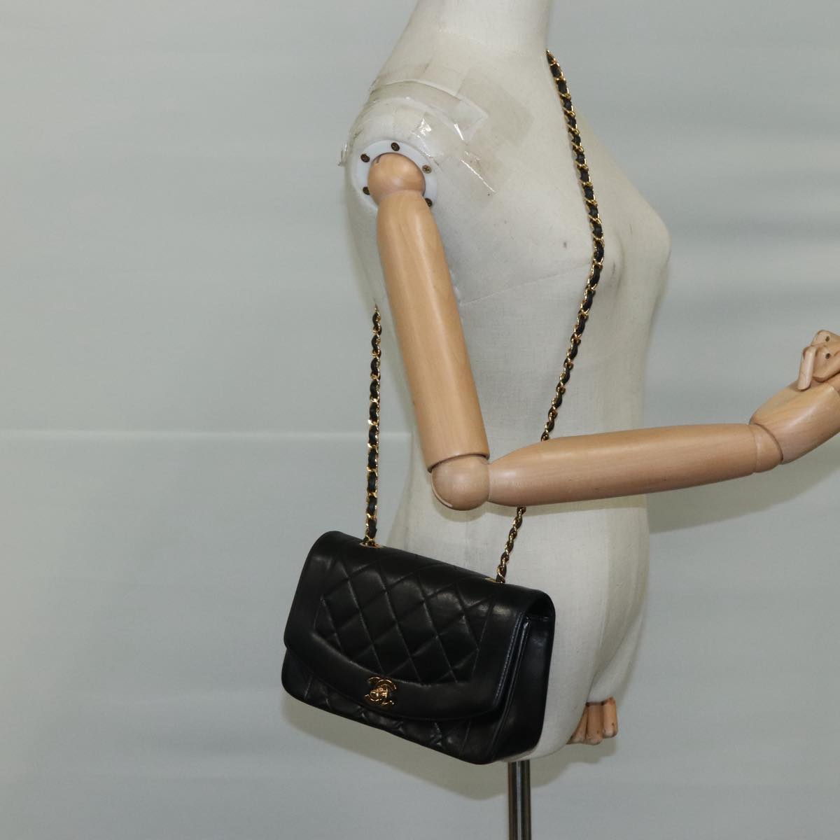 Chanel Diana Black Leather Shoulder Bag (Pre-Owned)