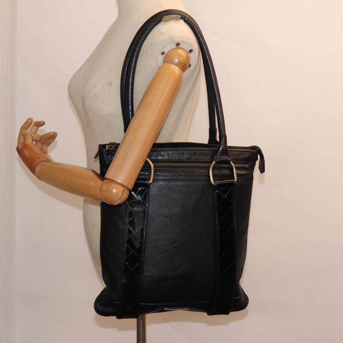 Burberry Black Leather Shoulder Bag (Pre-Owned)