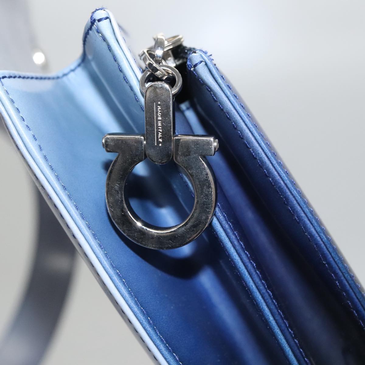 Salvatore Ferragamo Gancini Blue Patent Leather Shoulder Bag (Pre-Owned)