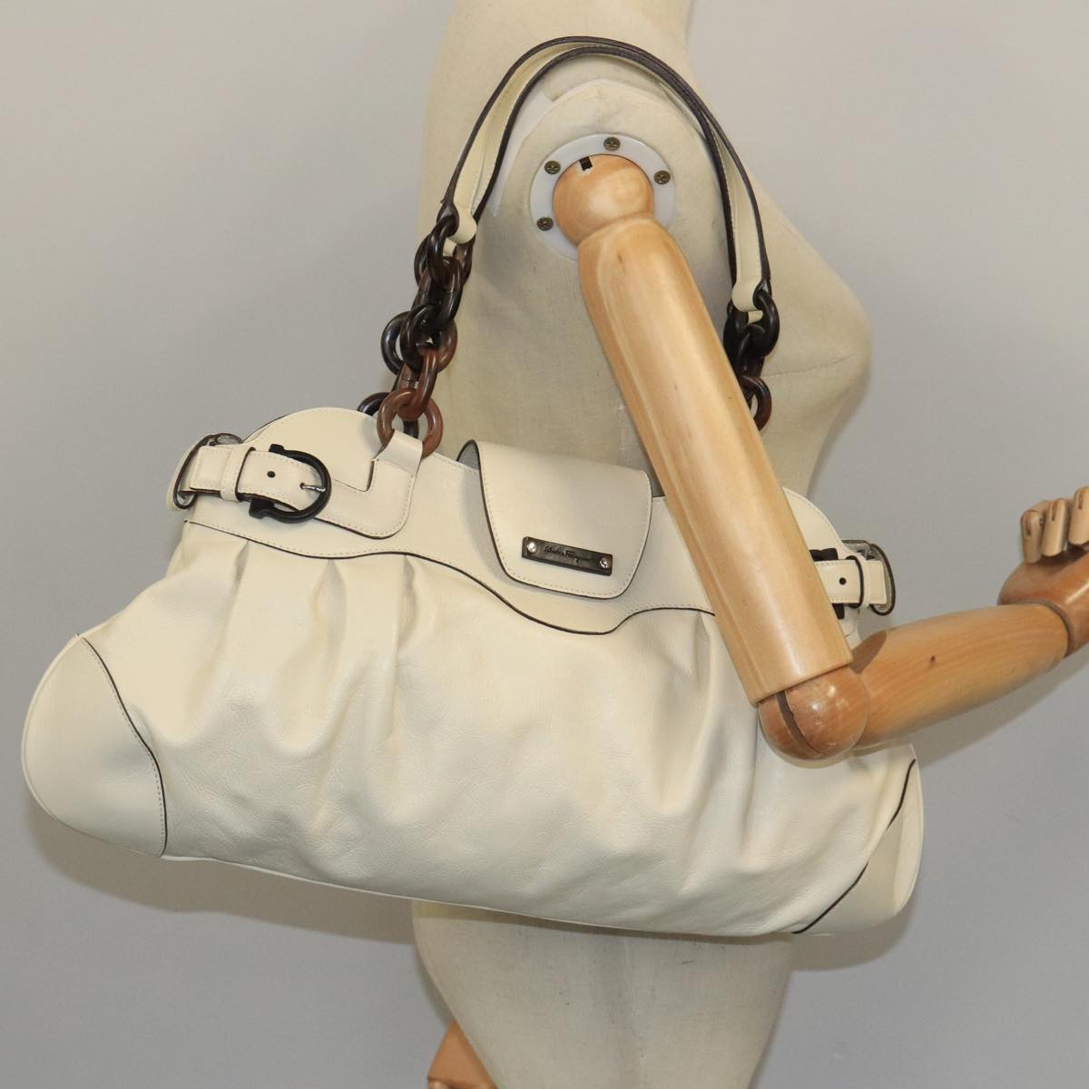 Salvatore Ferragamo White Leather Shoulder Bag (Pre-Owned)