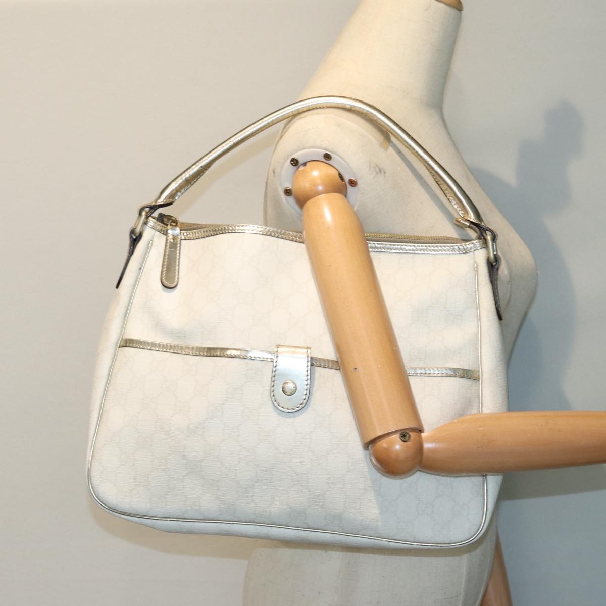 Gucci Supreme Gg White Leather Shoulder Bag (Pre-Owned)