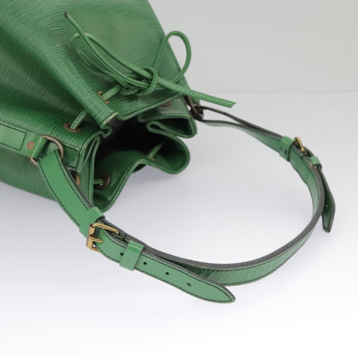 Louis Vuitton Noé Green Leather Shoulder Bag (Pre-Owned)