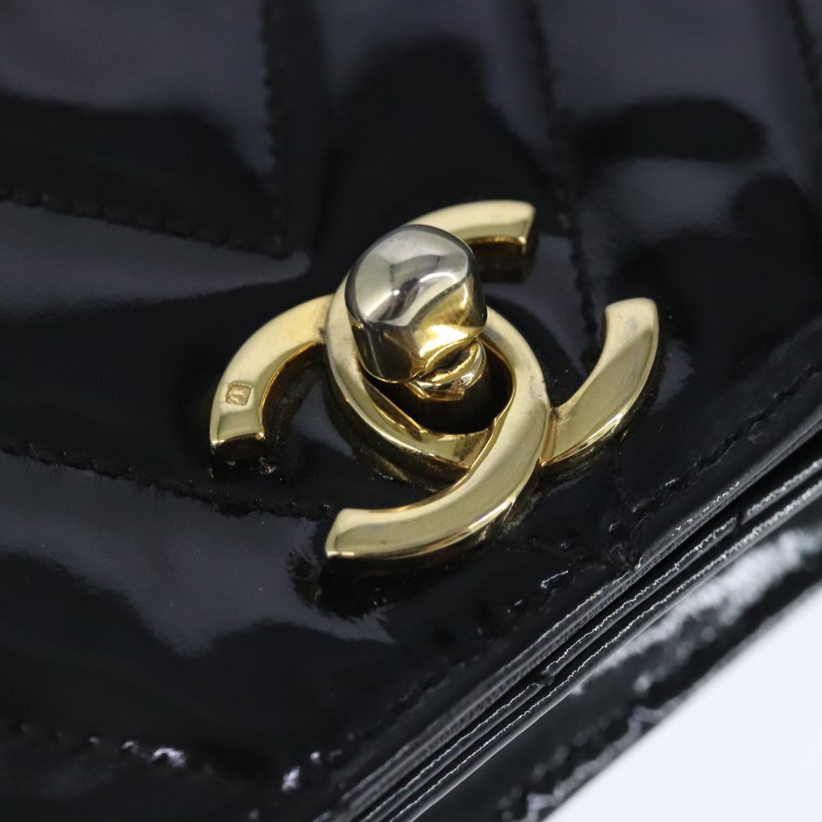 Chanel Cc Black Patent Leather Shoulder Bag (Pre-Owned)
