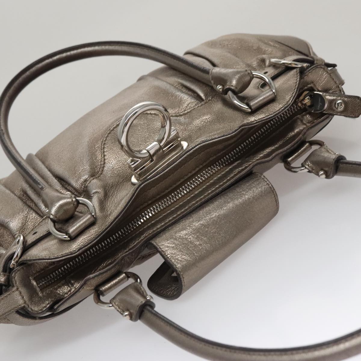 Salvatore Ferragamo Gancini Silver Leather Shoulder Bag (Pre-Owned)