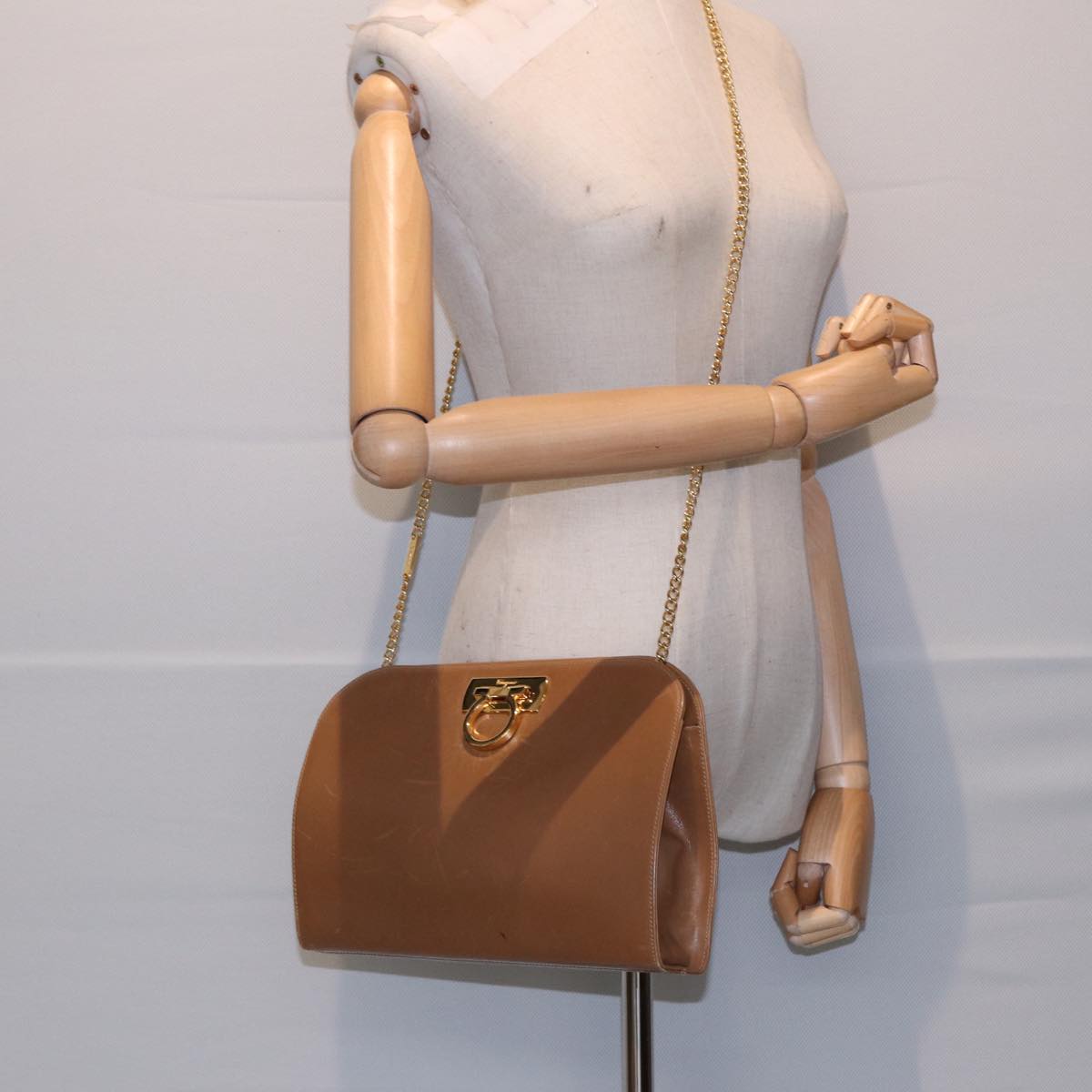 Salvatore Ferragamo Gold Leather Shoulder Bag (Pre-Owned)