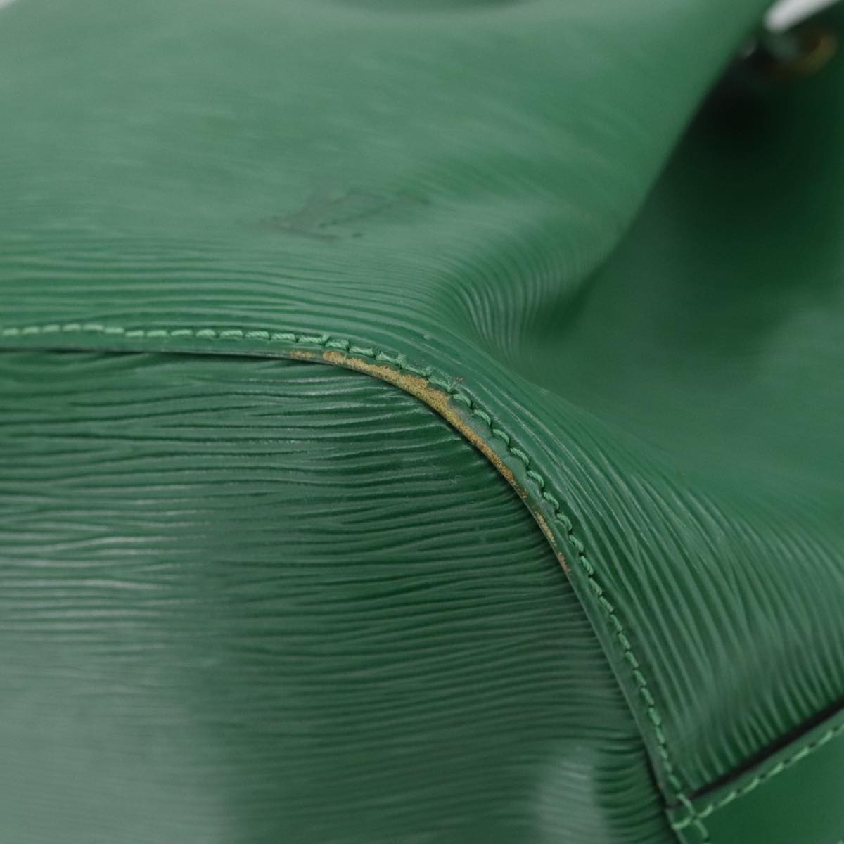 Louis Vuitton Noé Green Leather Shoulder Bag (Pre-Owned)