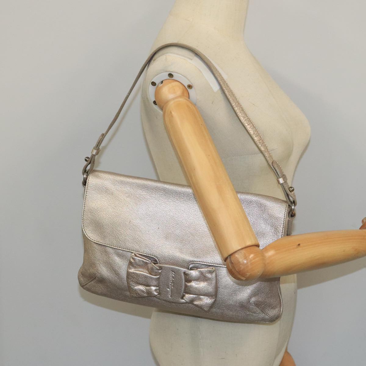 Salvatore Ferragamo Vara Gold Leather Shoulder Bag (Pre-Owned)