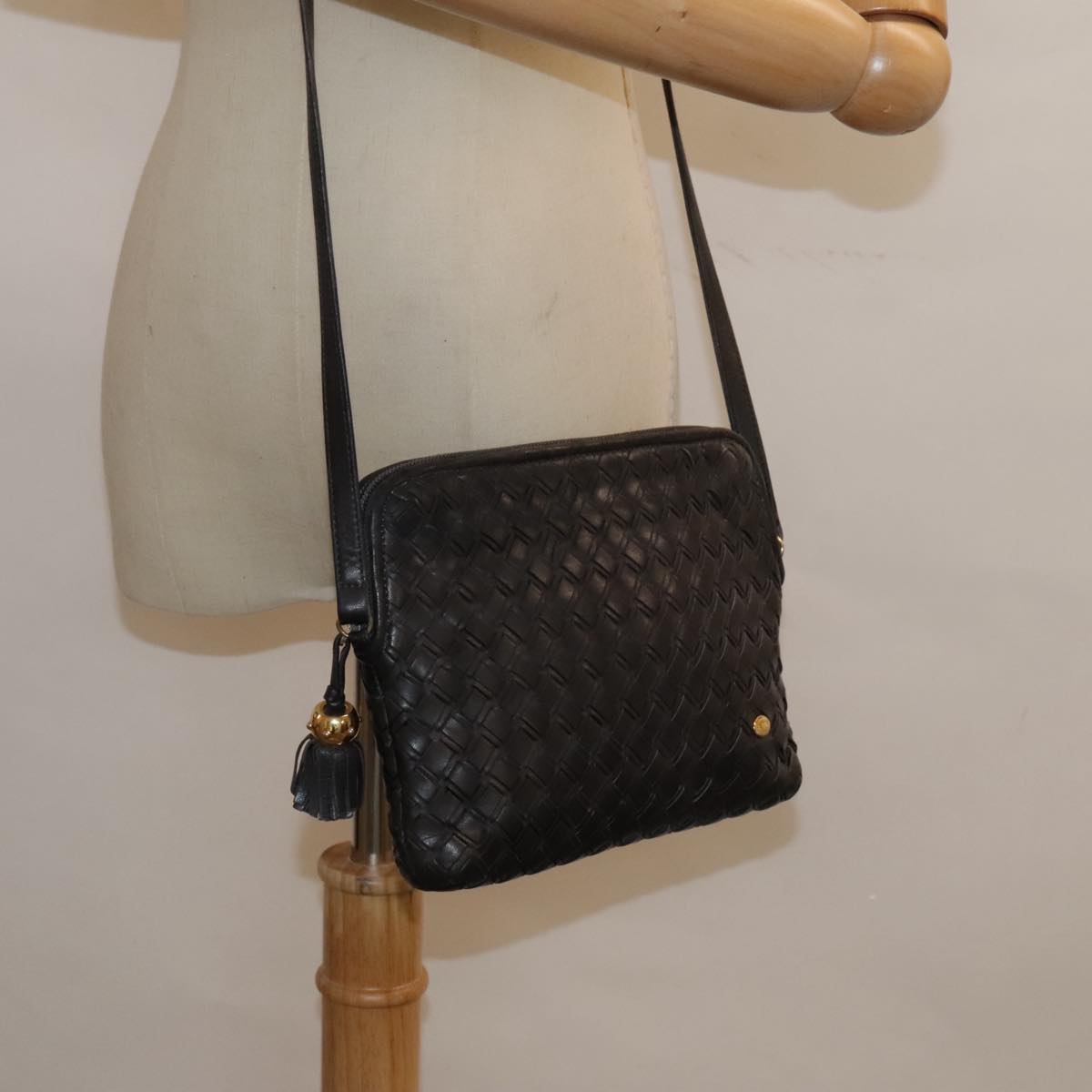 Bally Black Leather Shoulder Bag (Pre-Owned)