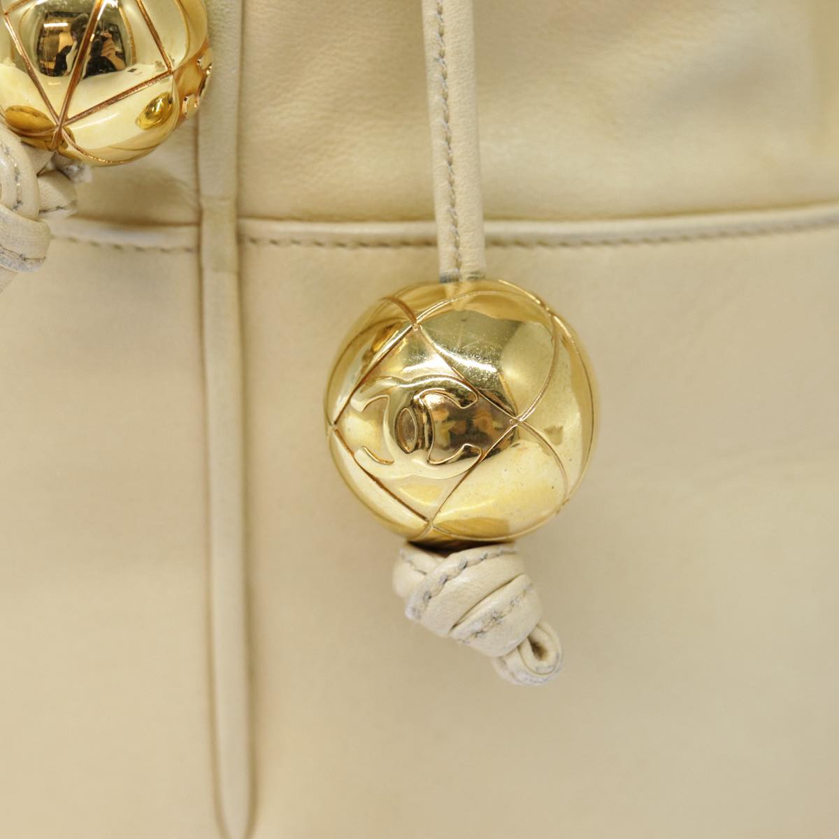 Chanel Logo Cc Beige Leather Shoulder Bag (Pre-Owned)