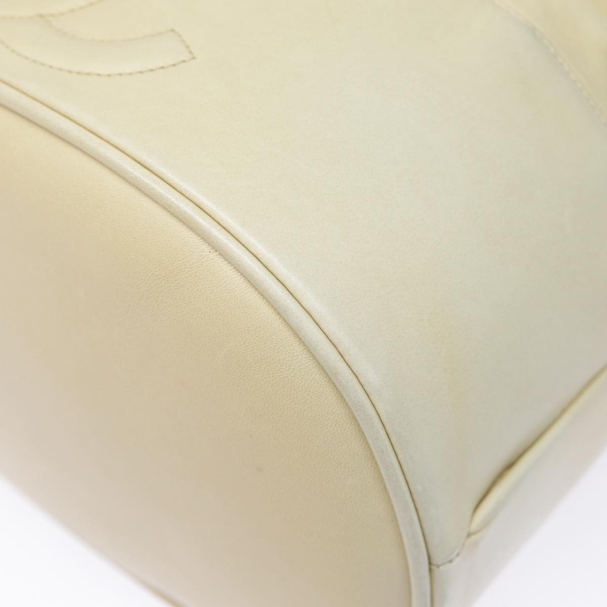 Chanel Logo Cc Beige Leather Shoulder Bag (Pre-Owned)
