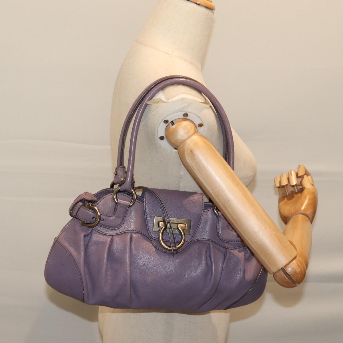 Salvatore Ferragamo Gancini Purple Leather Handbag (Pre-Owned)